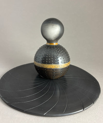 Kokeshi boule foncée pois relief sur socle plat